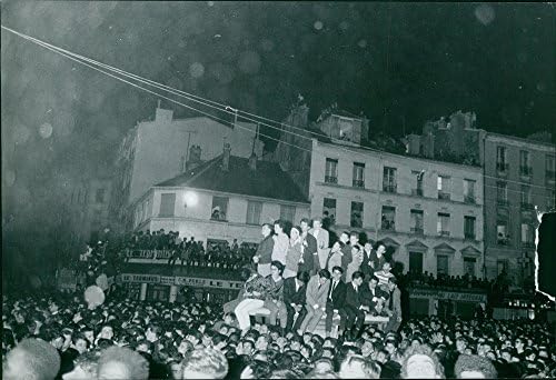 צילום וינטג 'של אנשים התאספו בכבישים בשעות הלילה למופע חג של ג'וני. קבע - 26 ביוני 1963